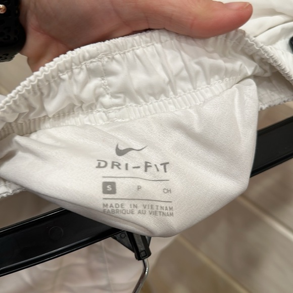 New Women’s Nike shorts size Small - Picture 4 of 4